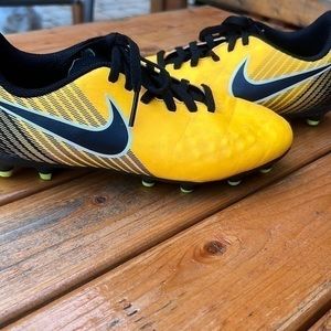 Boy’s Nike Magista Onda II Dynamic Fit. Soccer. Size 2.5Y. Boy’s shoes.